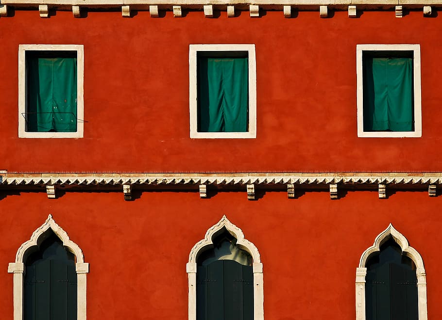 foto de primer plano, rojo, de dos pisos, casa, arquitectura, edificio, estructura, establecimiento, apartamento, ventanas