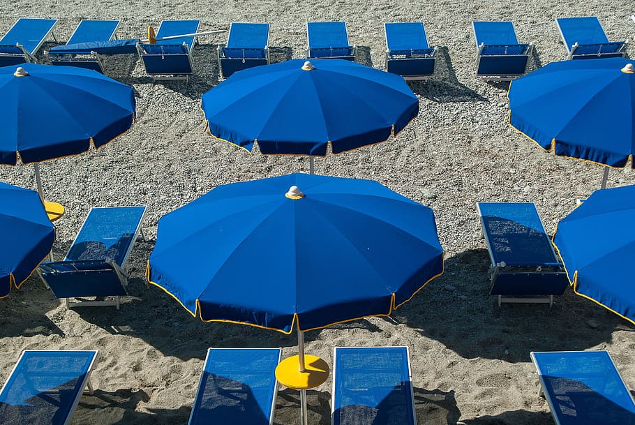Playa, sombrillas, tumbonas, vacaciones, azul, protección, fotograma completo, sin gente, al aire libre, día