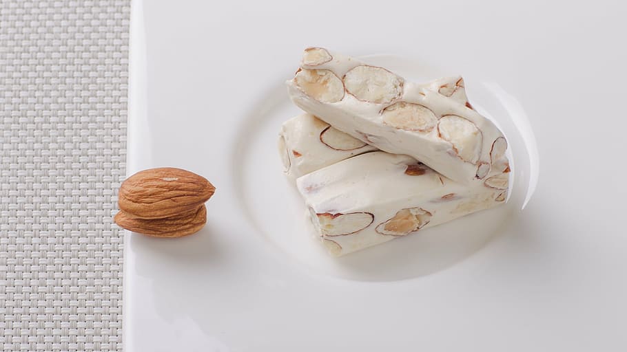coklat almond, almond, nougat, dim sum, di dalam ruangan, latar belakang putih, tidak ada orang, kebiasaan buruk, close-up, makanan