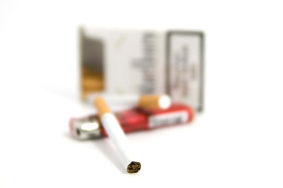 cigarrillo, fumar, encendedor, tabaco, cuidado de la salud y medicina, medicina, píldora, cápsula, foto de estudio, fondo blanco