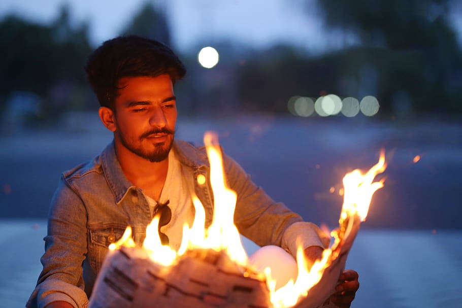 niño paquistaní, bombero, fuego de periódico, retrato, muchachos con estilo, llama, ardor, fuego, fuego - fenómeno natural, naturaleza