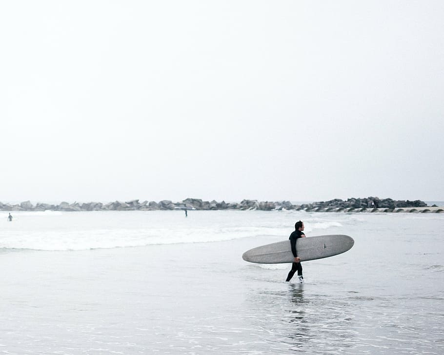 homem, carregando, longo, prancha de surf, Andando, agua, mar, oceano, ondas, natureza