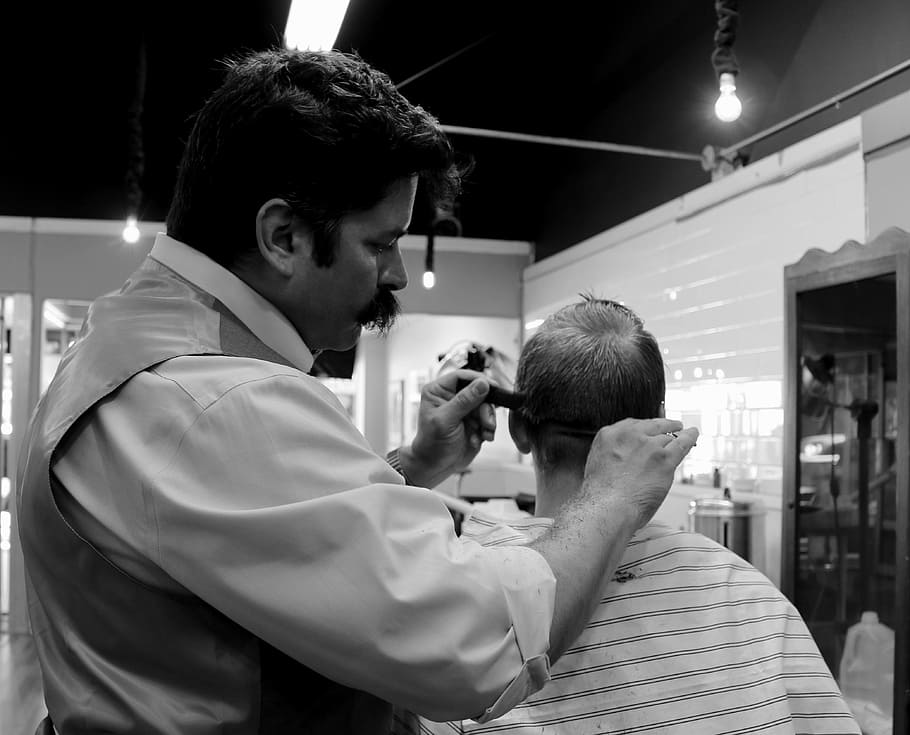 fotografia em escala de cinza, homem, corte de cabelo, menino, barbeiro, cabelo, salão de beleza, barbearia, tesoura, pente