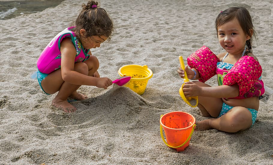 dois, meninas da criança, sentado, areia, brincando, diurno, crianças, praia, pessoas, pessoa