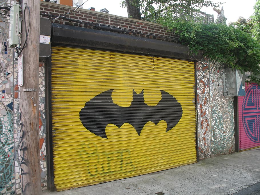 cerrado, batman, impreso, persiana enrollable, garaje, puerta, único, urbano, diseño, graffiti