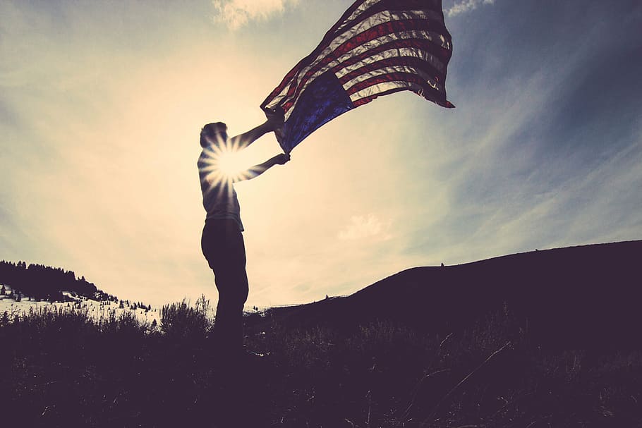 Persona, criando, nosotros, bandera, silueta, hombre, saludando, América, hierba, campo