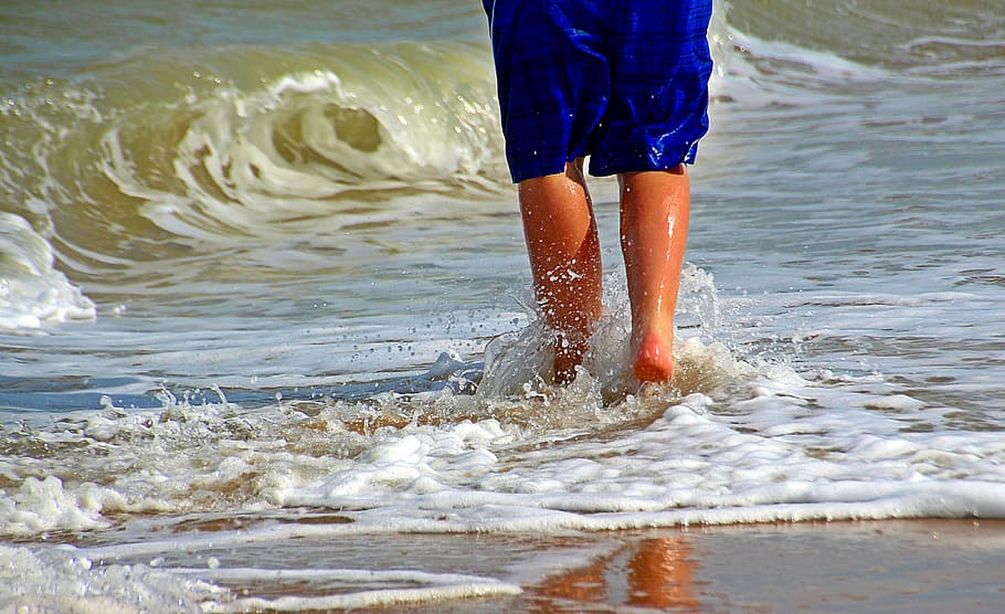 pessoa, vestindo, azul, bermudas, praia, pés, pernas, areia, agua, onda