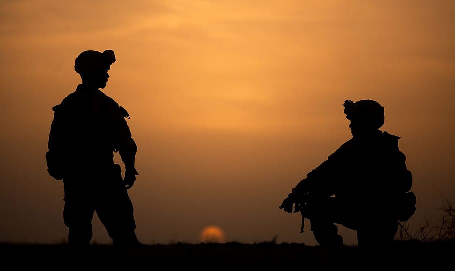 foto, dos, soldados, puesta de sol, siluetas, militar, sentimental, infantería de marina, equipo, mirando