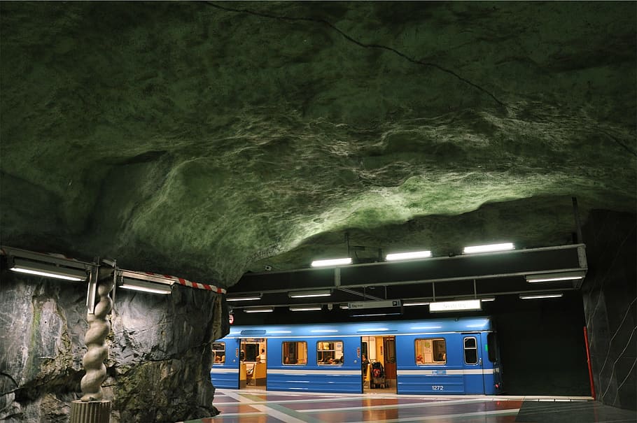 orang yang menunjukkan terowongan, arsitektur, fotografi, hijau, hitam, kereta bawah tanah, stasiun, biru, kereta api, transportasi