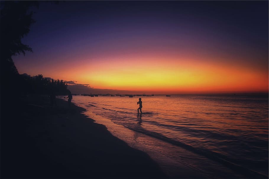 foto siluet, wanita, pantai, bayangan hitam, orang, berdiri, samudra, matahari terbenam, senja, langit