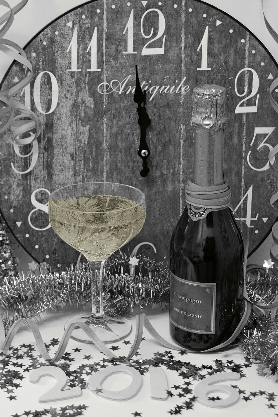fotografía en escala de grises, botella de vino, al lado, copa de vino, víspera de año nuevo, saludos de año nuevo, reloj, champán, año nuevo, colindante