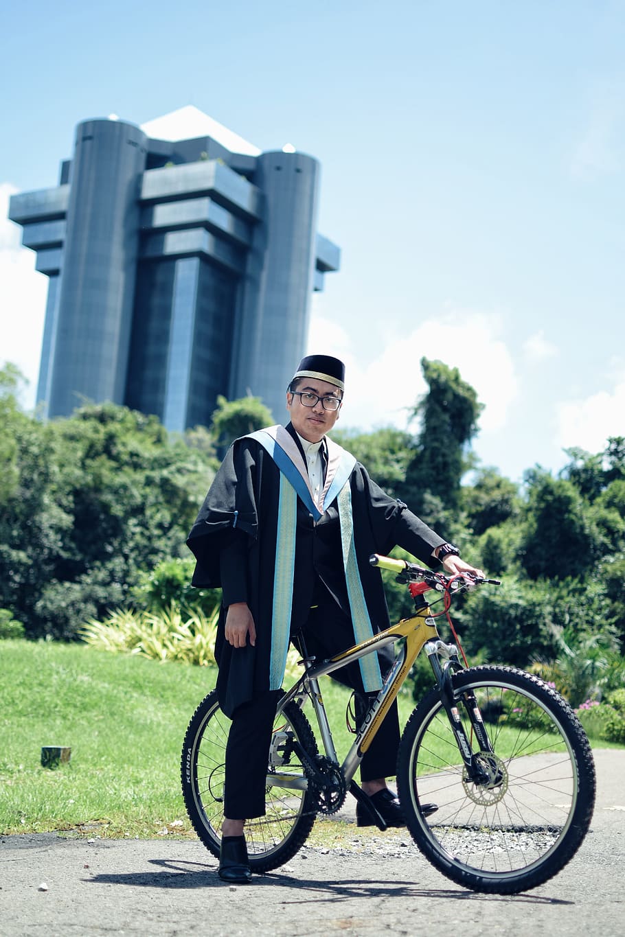 graduación, bicicleta, graduado, licenciatura, una persona, longitud completa, hombres, transporte, personas reales, día