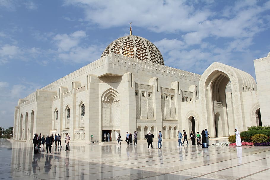 landscape photo, people, standing, mosque, sultan qaboos grand mosque, grand, amazing, beautiful, hugh, stunning
