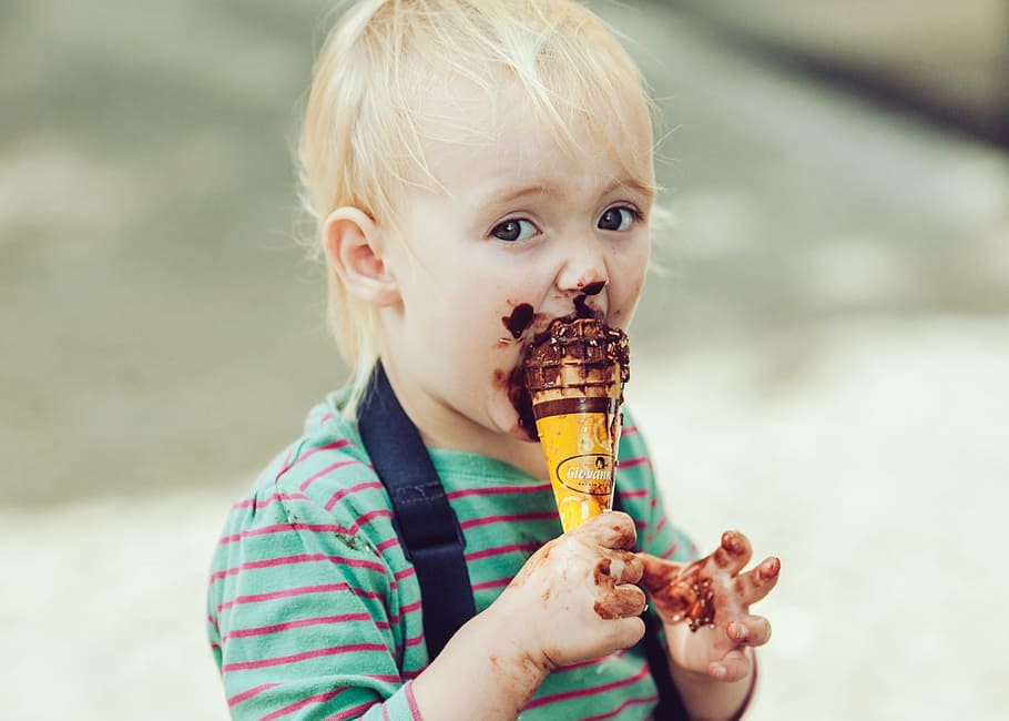 balita, makan, es krim cokelat, orang, anak, kotor, es krim, cokelat, masa kecil, memegang