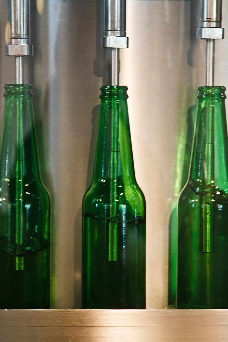 três, verde, garrafas de vidro, cerveja, bebida, garrafa, engarrafamento, cervejaria, limpo, fábrica