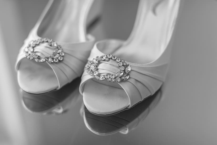 shoes, high heels, wedding, wedding shoes, wedding details, white shoes, satin, elegant wedding, jewelry, close-up