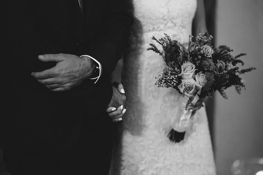 foto em escala de cinza, casado, casal, pessoas, homem, mulher, noivo, noiva, de mãos dadas, vestido