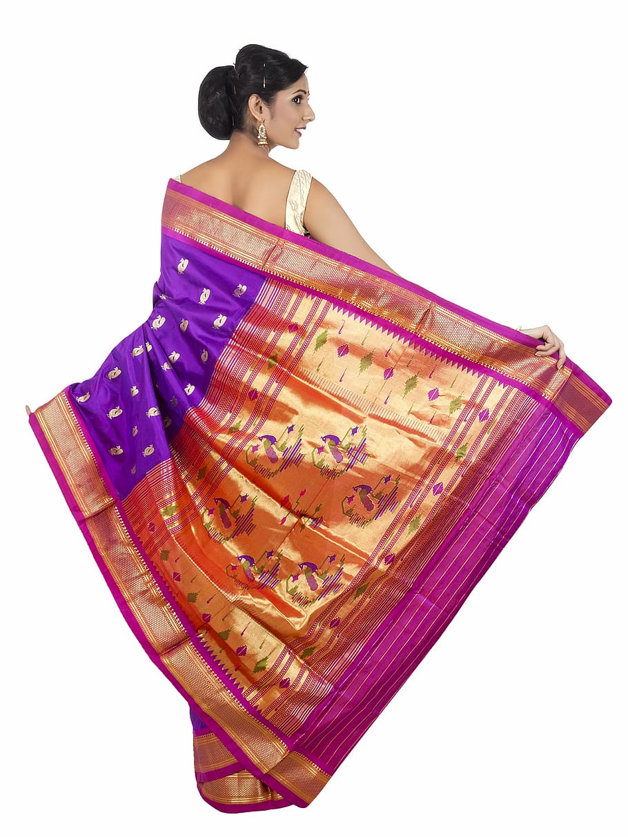 mulher, vestindo, ouro, roxo, vestido sari, paithani saree, seda paithani, mulher indiana, moda, modelo
