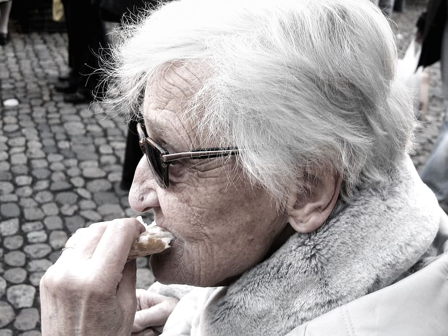 mujer, comer, foto de primer plano de pan, dependiente, demencia, vejez, edad, Alzheimer, hogar de ancianos, cuidado de ancianos
