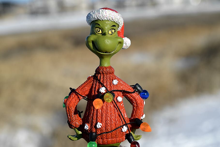 shallow, focus photo, grinch figurine, grinch, christmas, green, smiling, ornament, xmas, december