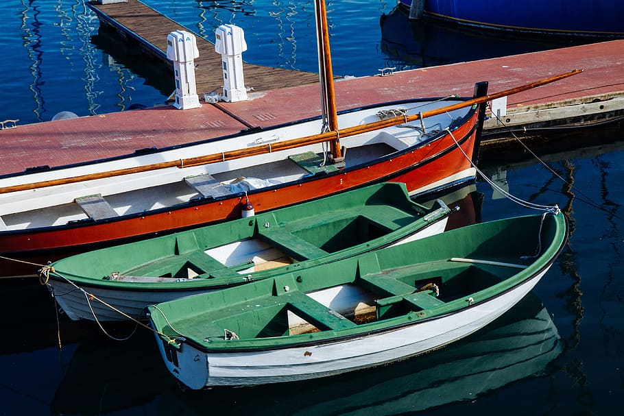 2, 小さな, ボート, 座る, 港, バルセロナ, スペイン。, 捕獲された, キヤノンデジタル一眼レフ, 小さなボート