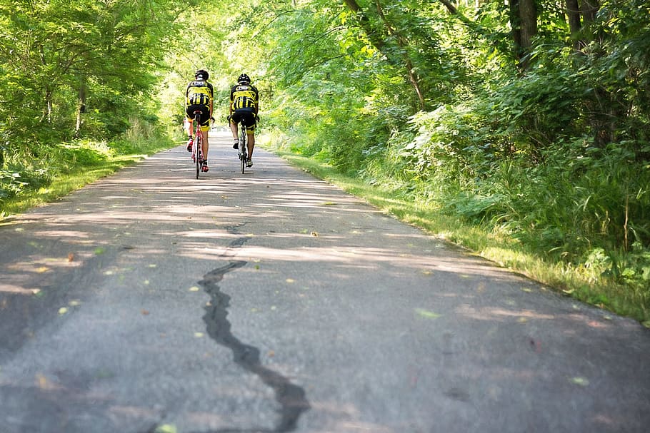 dos, personas, equitación, bicicleta, carretera, verde, árboles de hoja, durante el día, dos hombres en bicicleta, sendero para bicicletas