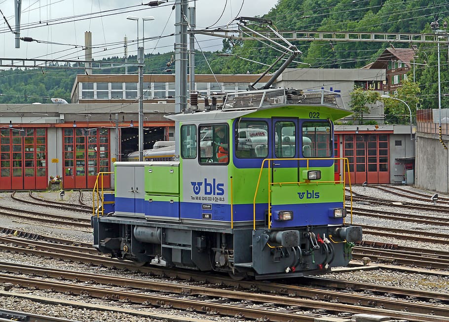 small shunting engine, bls, depot, spiez, two-axle vehicle, electric locomotive, rail tractor, bern-lötschberg-simplon railway, railway, switzerland