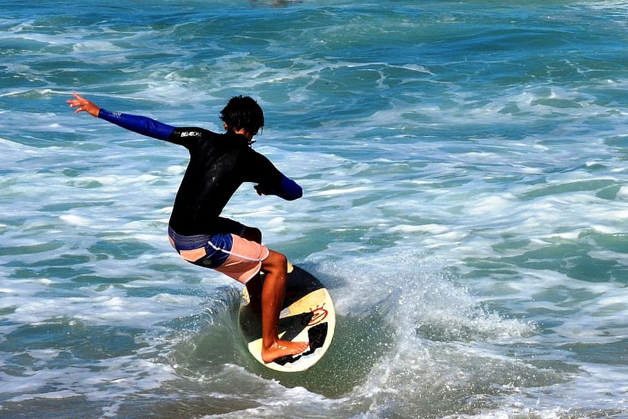 hombre haciendo surf, surf, playa, olas, mar, tablista, orilla, deporte, deportes extremos, acción