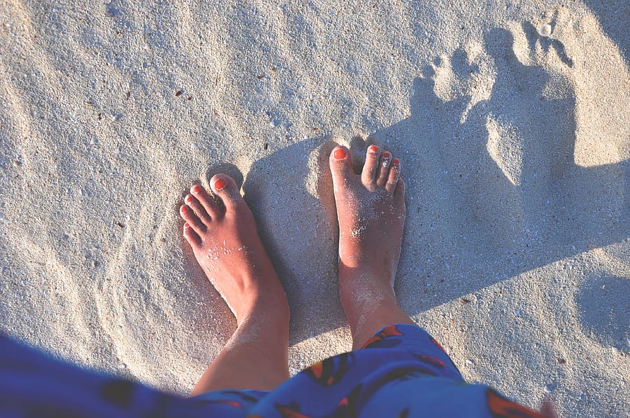 persona, en pie, san, hombre, gris, arena, puesta de sol, pies, dedos de los pies, playa