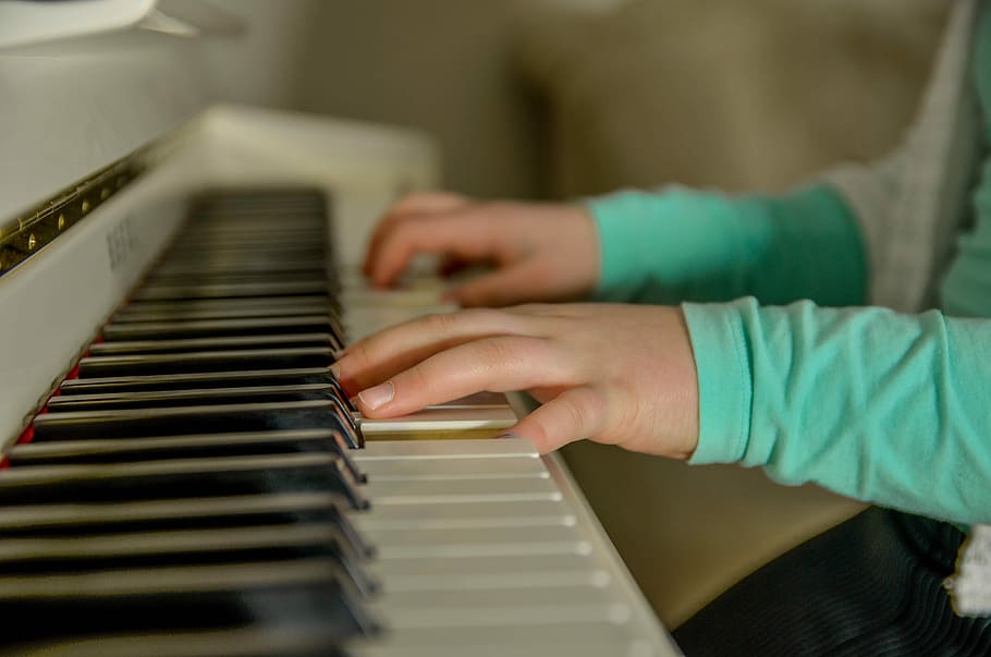 fotografía de enfoque selectivo, persona, tocando, piano, sintetizador, pianista, ébano, música, jazz, instrumento