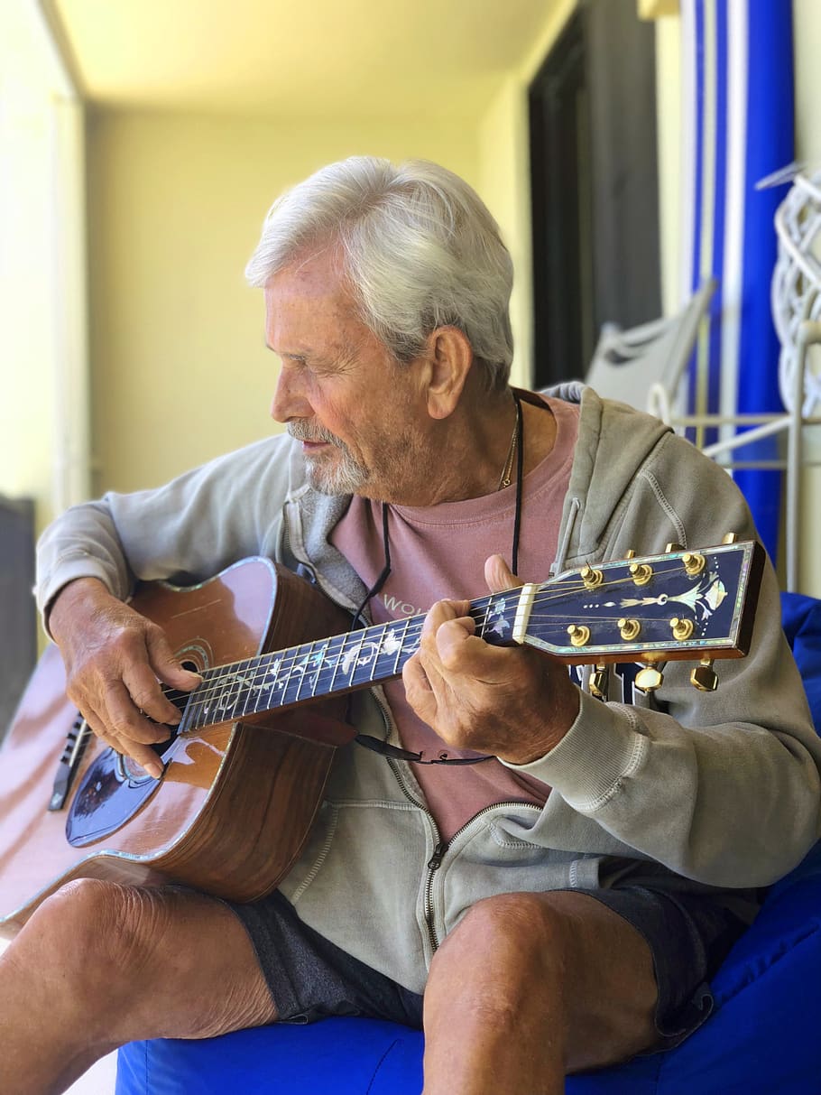orang dewasa yang lebih tua, pria gitar, orang, alat musik, musik, gitar, bermain, instrumen string, orang dewasa senior, peralatan musik