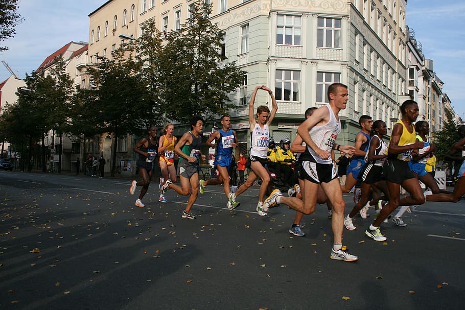 gente, corriendo, calzada, blanco, hormigón, edificio, durante el día, berlín, maratón, corredores