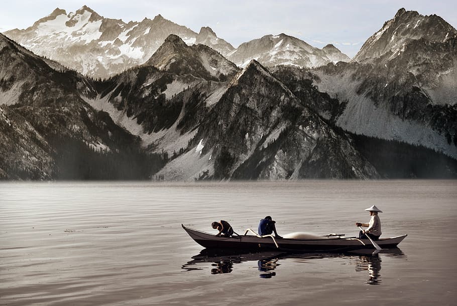 tiga, orang, naik, perahu, tubuh, air, skala abu-abu, foto, manusia, memancing