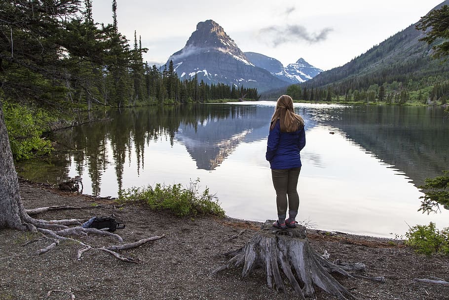 woman, standing, front, lake, pray lake, reflection, landscape, scenic, mountains, skyline