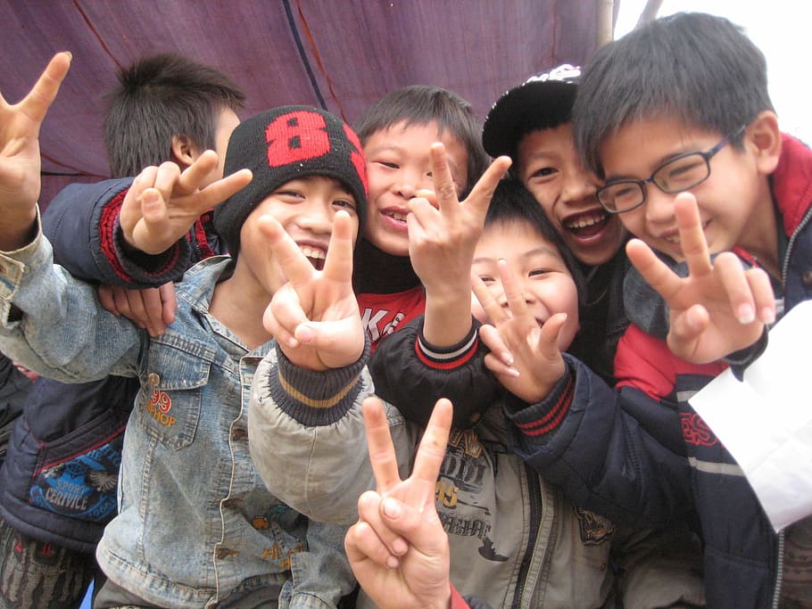de pie, gesticulando, signo de la paz, Niños, Riendo, feliz, vietnam, escolares, signos de paz, gesto de la mano