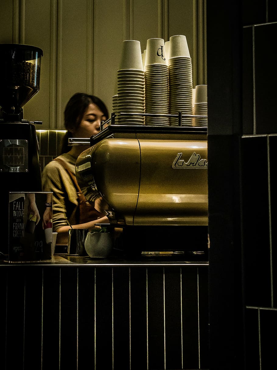 mulher, em pé, além de, branco, copos plásticos, cafeteria, bar, loja, café, café expresso