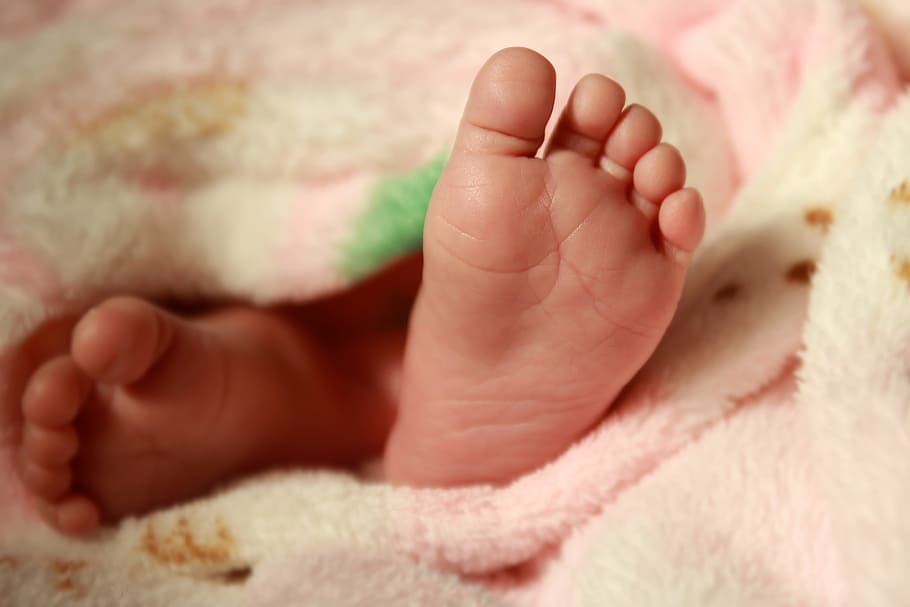selectivo, fotografía de enfoque, bebé, pie, pies del bebé, recién nacido, pierna, niño, pequeño, infancia