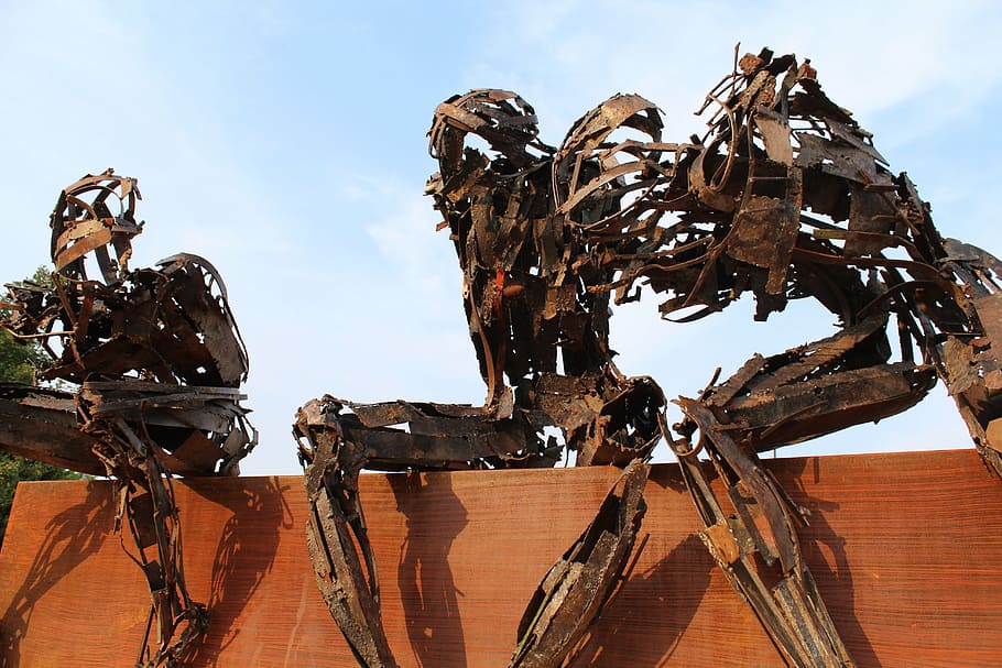 três, estátuas de robôs de metal, sentado, marrom, banco, robô enferrujado, osnago, itália, escultura, arte contemporânea