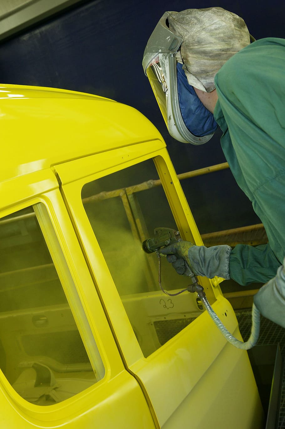 yellow, truck, paint, painting, sprutmåla, airbrush, painter, lackerare, occupation, one person