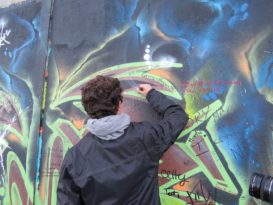 Turistas, assinaturas, cores, canetas, graffity, chalé, muro do dom, grafite, vista traseira, pessoas