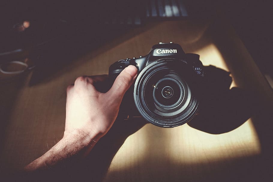 pessoa, segurando, preto, câmera Canon EOS, câmera, lente, acessório, fotografia, luz solar, de madeira