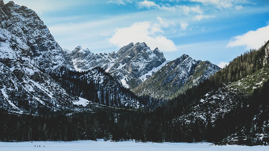 foto de paisagem, neve, coberto, montanhas, pessoas, família, patinação, esportes, montanha, rochas