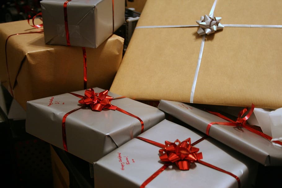 gris, amarillo, cajas de regalo, regalos, paquetes, envuelto, arcos, cintas, sorpresa, generoso