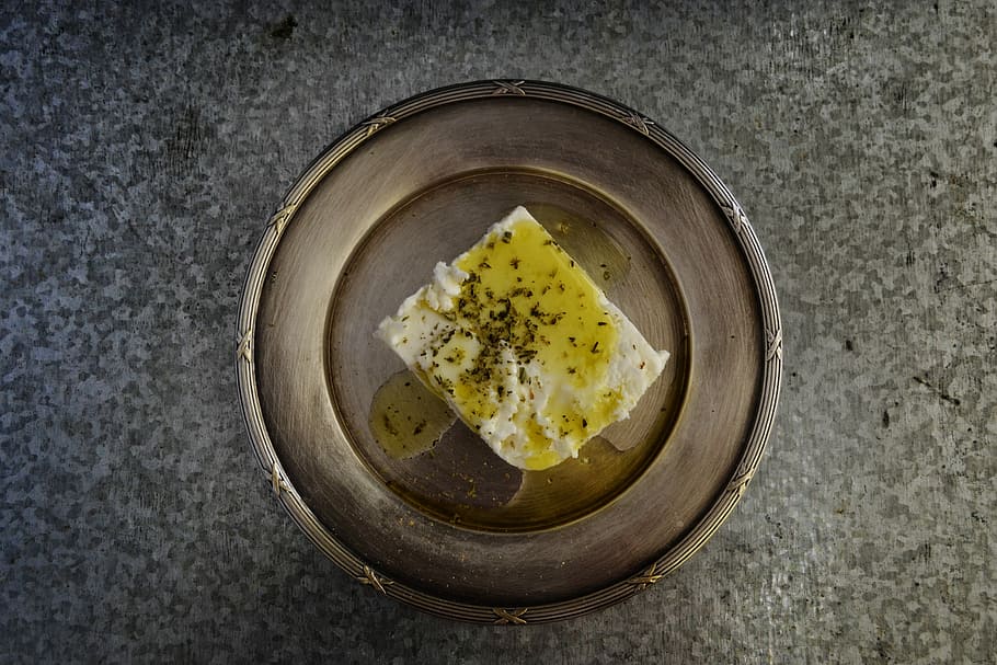 Queso feta, queso, aceite de oliva, orégano, aceituna, placa, placa metálica, luz mística, fotografía de alimentos, alimentos