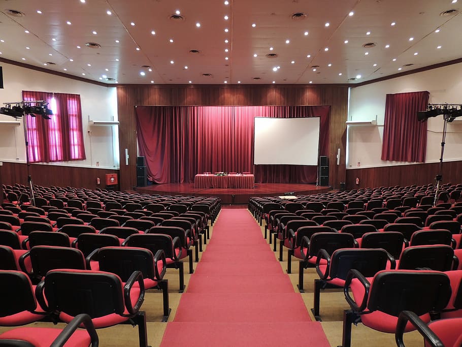 赤をテーマにしたステージ, 赤, テーマを付けた, ステージ, 荷物, 会議, 一人で, 地面, 椅子, プレゼンテーション