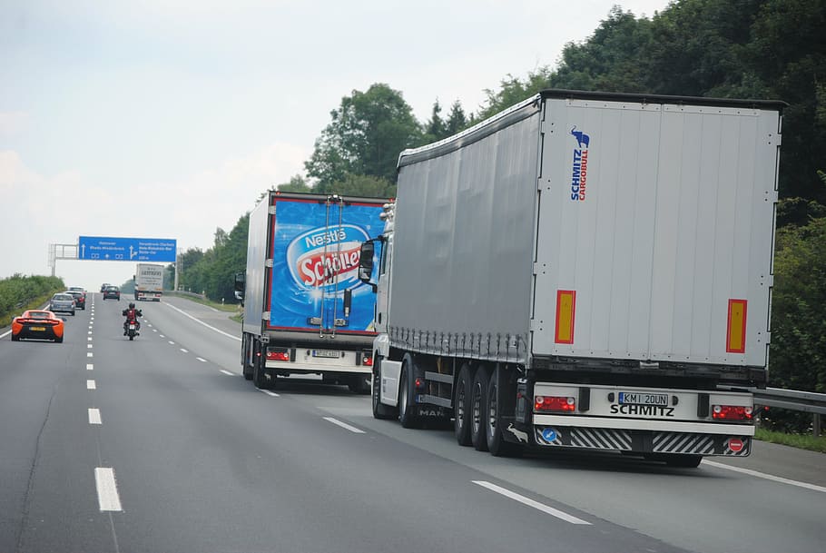 dois, caminhão de caixa, cinza, concreto, estrada, tráfego remoto, caminhão, transporte de mercadorias, logística, rodovia