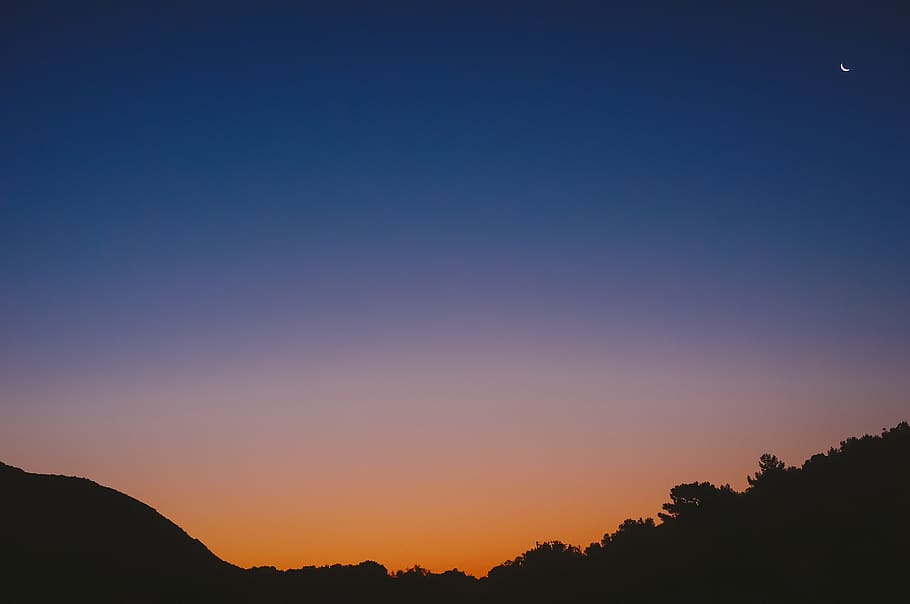 azul, naranja, cielo, puesta de sol, luna, silueta, montañas, árboles, belleza en la naturaleza, paisajes: naturaleza