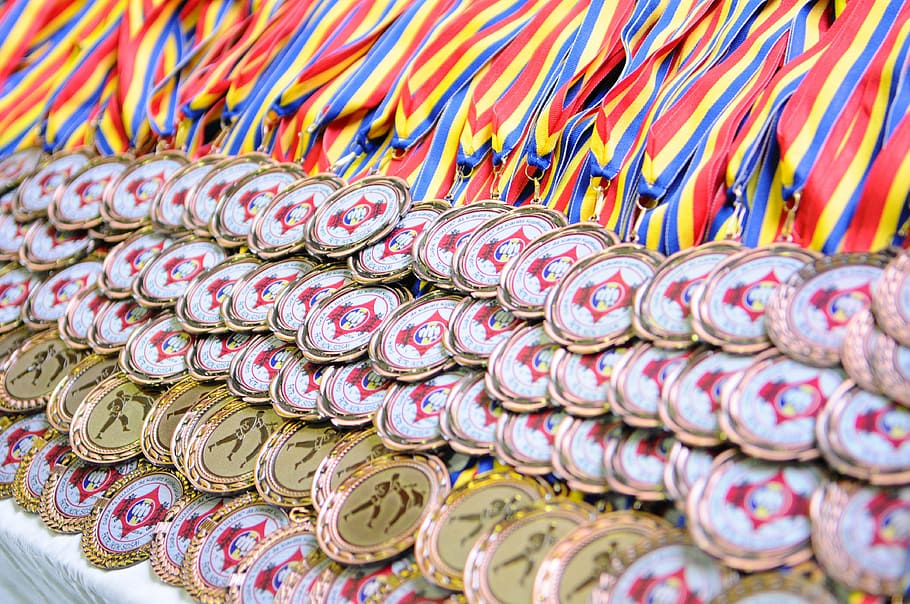 fotografia de close-up, lote de medalha de ouro, medalhas, karatê, esporte, marcial, ouro, lutador, prata, kyokushin