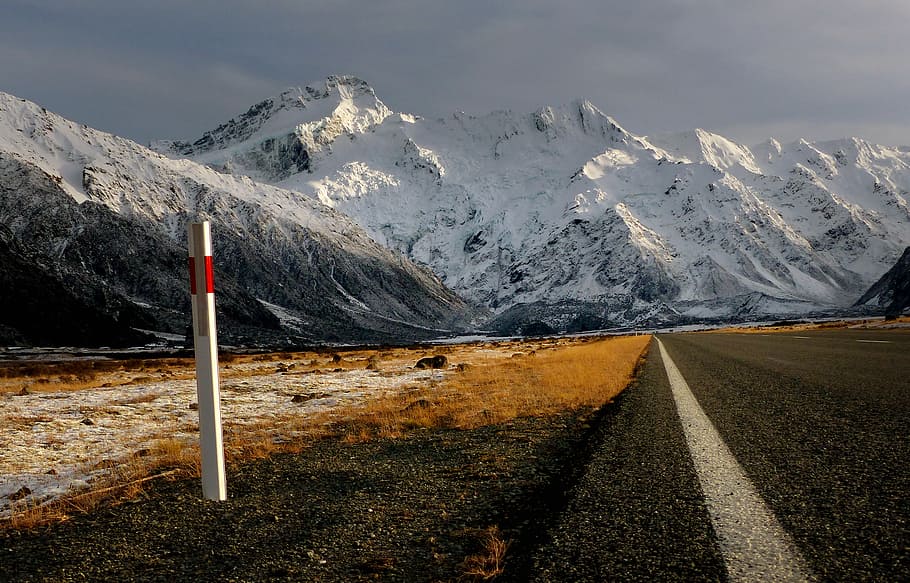 El, montañas, esperando, Nueva Zelanda, madera, poste, al lado, carretera, durante el día, montaña