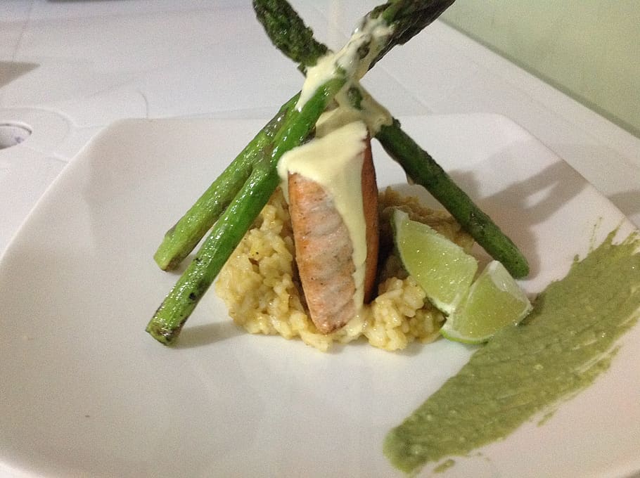 ikan, asparagus, risotto dengan ikan, makanan, piring, makanan dan minuman, kesegaran, dalam ruangan, siap makan, makan sehat